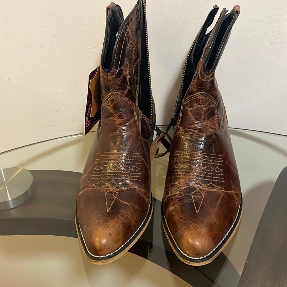 Vintage Beautiful cowboy boots never been worn in a size 9.5